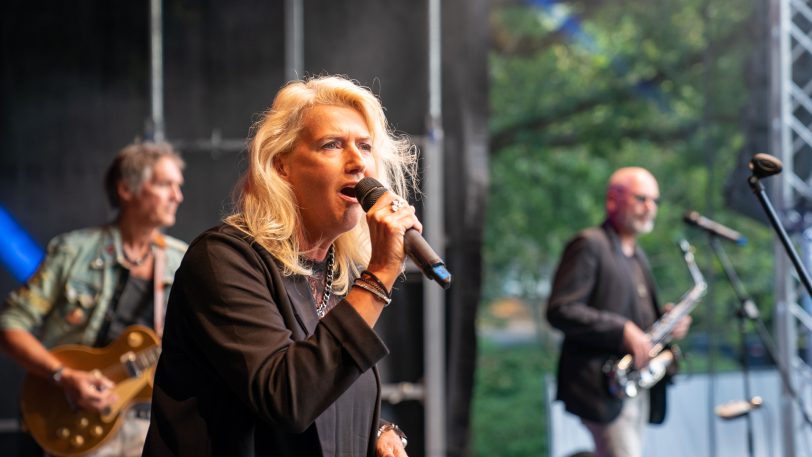 Das 35. Spektakulum lockte auf die Wiesen am Stennert. im Bild: die Band Metamorphosis mit der Sängerin Anja Habijan.
