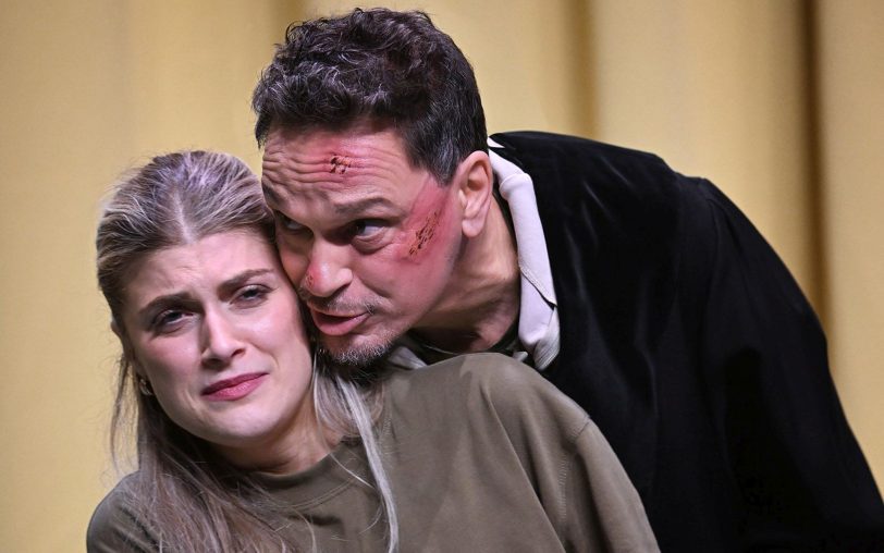 Eva (Lesley-Ann Eisenhard) steht mächtig unter Druck, will sie doch vom Dorfrichter Adam (Guido Thurk) eine Kriegsdienst-Befreiung ihres Verlobten Ruprecht erreichen.