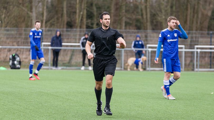 Schiedsrichter Leonidas Exuzidis (Mitte) steigt zur neuen Saison 2020/2021 in die Regionalliga auf.