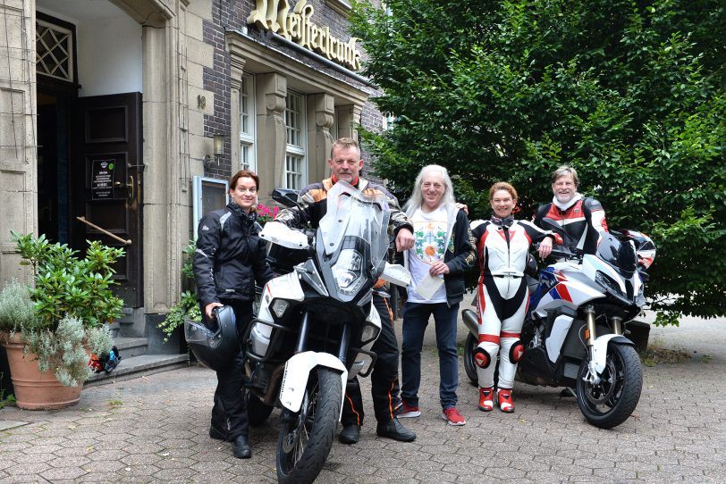 (v.l.) Manuela und Eddie Jörg, Horst Schröder, Bärbel Klein und Michael Mehl vor der Rückfahrt.