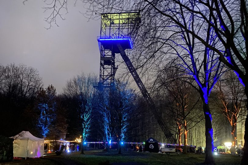 Mit einer tollen Beleuchtung am Förderturm: Der Wald-Weihnachtsmarkt in Teutoburgia ist von Donnerstag bis Sonntag, 12. bis 15. Dezember 2024, geöffnet.