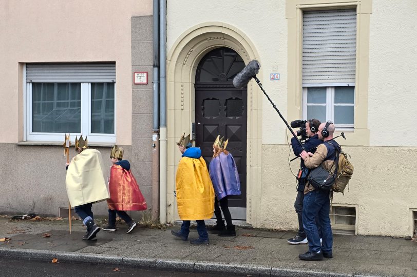 Ein Fernsehteam begleitet kleine Könige auf ihrem Weg durch die Straßen von Herne.