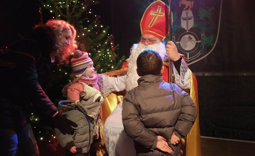 Nikolaus besucht den Weihnachtsmarkt der Mondritter.