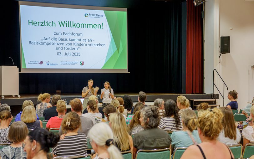 Das Fachforum des Familienbüros fand im Volkshaus Röhlinghausen unter dem Titel „Auf die Basis kommt es an – Basiskompetenzen von Kindern verstehen und fördern“ statt.