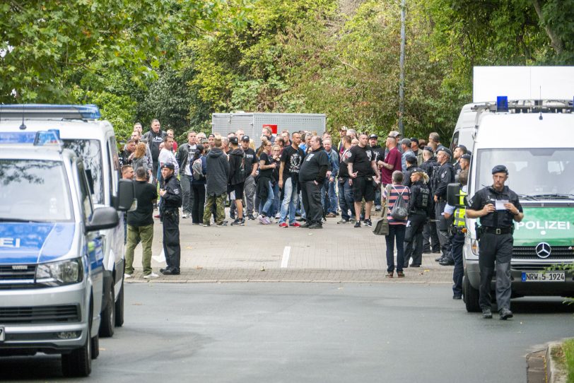 Versammlung der Teilnehmer auf dem Netto-Parkplatz an der Von-der-Heydt-Straße.