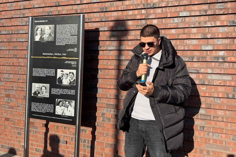 Nahtstellen – Herner Orte gegen das Vergessen: Salih Davulcu bei seiner Rede zur Einweihung der Tafel, die an das Schicksal der jüdischen Familie von Hanneke Schmitz erinnert, die fast vollständig ausgelöscht wurde.