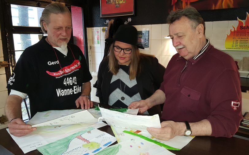 Die Jury sucht die schönsten Osterbilder. v.l. Gerd Herzog, Natalie Persson, Roland Schönig .