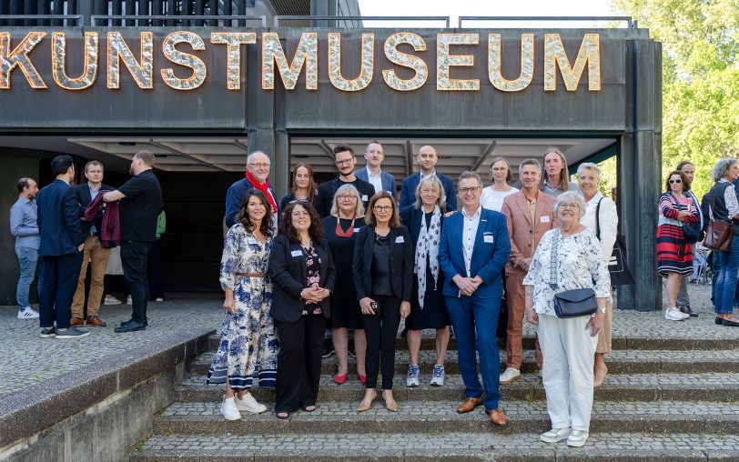 Beim Jahresempfang des Paritätischen Bochum und Herne: (vorne, ab 3.v.l.) Susanne Schübel (Vorstandsvorsitzende Herne), Angela Siebold (Vorstandsvorsitzende Bochum), Gabriela Schäfer (Bürgermeisterin Stadt Bochum) und Kai Gera (Bürgermeister Stadt Herne). Weiter sind auf dem Foto die Vorstände Bochum und Herne mit Gästen zu sehen.