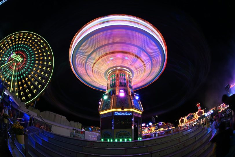 Riesenrad Jupiter, Kettenkarussel Wellenflug Blick auf die Cranger Kirmes.