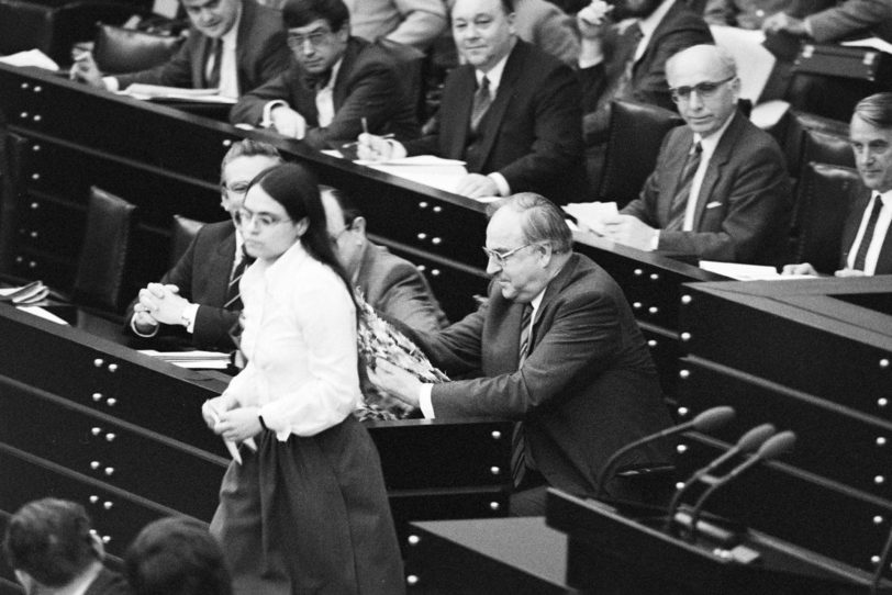 Christa Nickels (Die Grünen) überreicht dem damaligen Bundeskanzler Helmut Kohl eine japanische Origami-Kette als Zeichen des friedlichen Protests gegen das atomare Wettrüsten der 1980er Jahre.