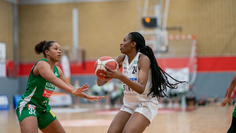 Die Basketball-Damen vom HTC gewinnen am Sonntag (6.11.2022) gegen die Rutronik Stars Keltern mit 73:71 nach Verlängerung. Im Bild (Mitte) Denia Davis-Stewart