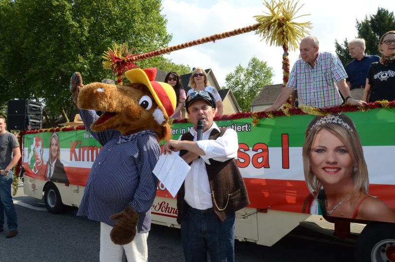 Kirmesoldtimer fahren von Bochum zum Cranger Kirmesplatz