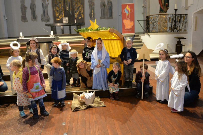 Kindergartenkinder beim Krippenspiel in der Kirche St. Franziskus.