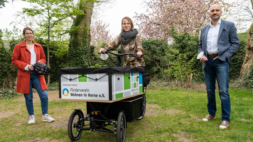 Stellten das neue E-Lastenfahrrad für das Stadtteilbüro Wanne-Süd vor: (v.li.) Jördis Bach von der städtischen Stabsstelle Zukunft der Gesellschaft, die neue Stadtteilkoordinatorin des Trägers IFAK e.V., Feline Gerstenberg und Thomas Bruns, Chef der Herner Gesellschaft für Wohnungsbau.