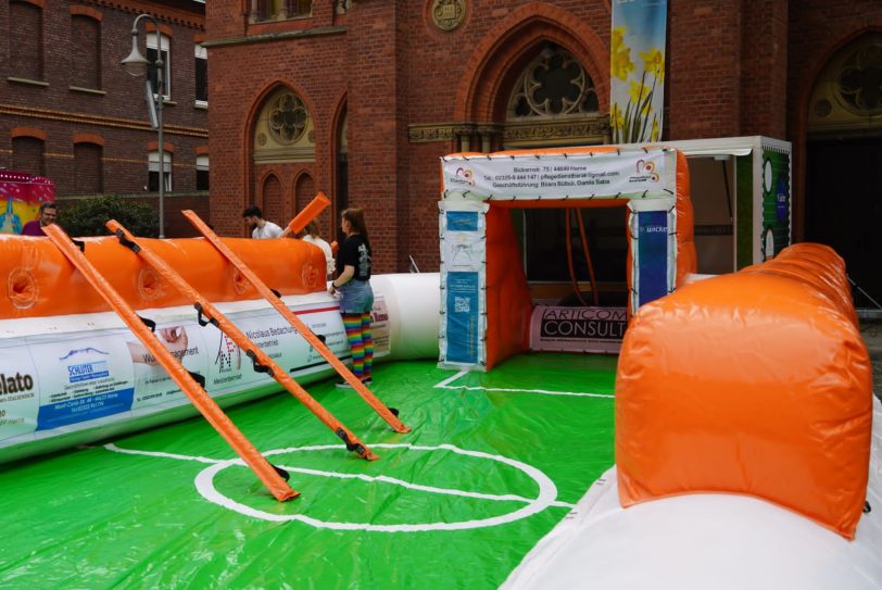 Der Riesenkicker soll den Kindern und Jugendlichen Freude bringen.