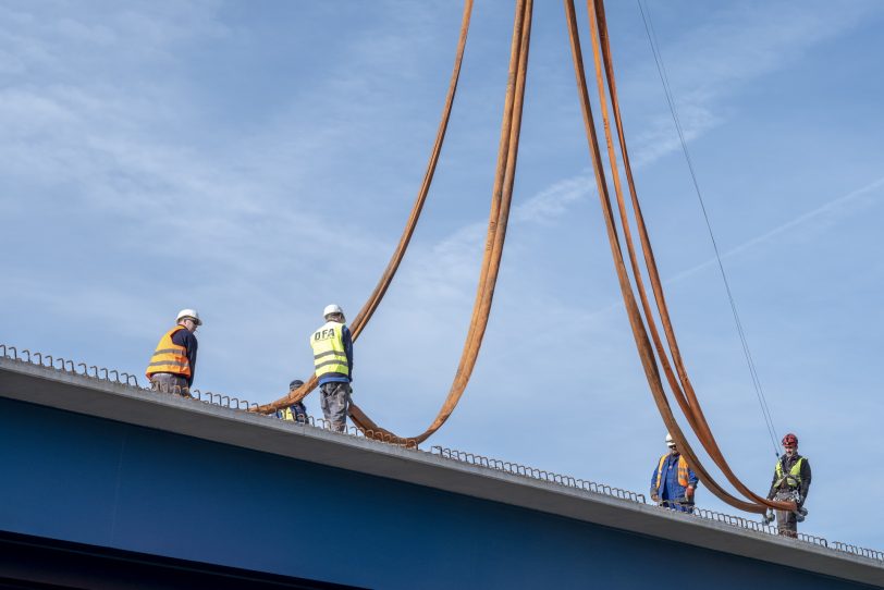 Einschweben von Brückenteilen für den Neubau der Autobahnbrücke der A43 mit der A2 im Autobahnkreuz in Recklinghausen (NW), am Samstag (23.02.2019).