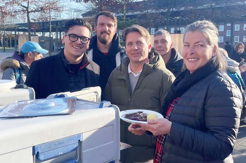 Halfen bei der Essens- und Geschenkeausgabe am Buschmannshof: Lions-Präsident Dr. Jörg Wertenbruch (2. von re.), Lions-Sekretär Marvin Boettcher (li.), hier mit Frauke Wichard sowie Fabian Rybak (2. von li.), Streetworker des Diakonischen Werks.