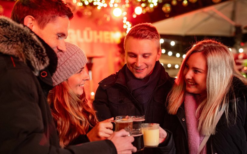 Prost: Gemeinsames Anstoßen mit warmen (oder kalten) Getränken darf im Winter nicht fehlen.