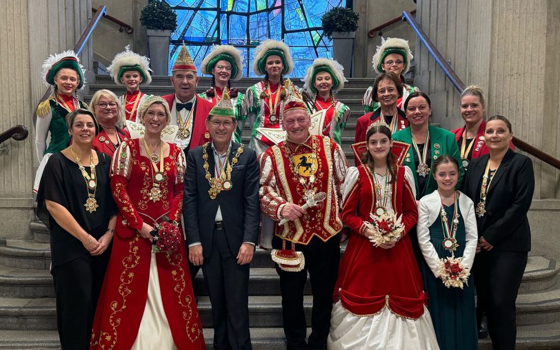 Karnevalsbesuch im Rathaus: Das Stadtprinzenpaar Rolf I. (Niebuhr, unten, 4.v.l.) und Claudia II. (Niesler, unten, 2.v.l.) besuchte zusammen mit Kinderprinzessin Hannah I. den Oberbürgermeister Dr. Frank Dudda (unten, 3.v.l.).