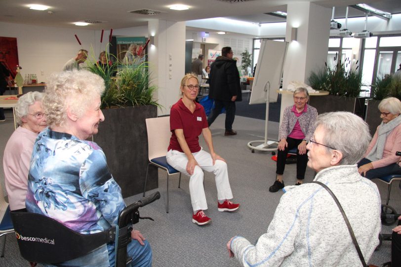 Die Besucherinnen ließen sich beim Seniorentag im EvK in Eickel gern zu einer Gymnastikrunde überreden.
