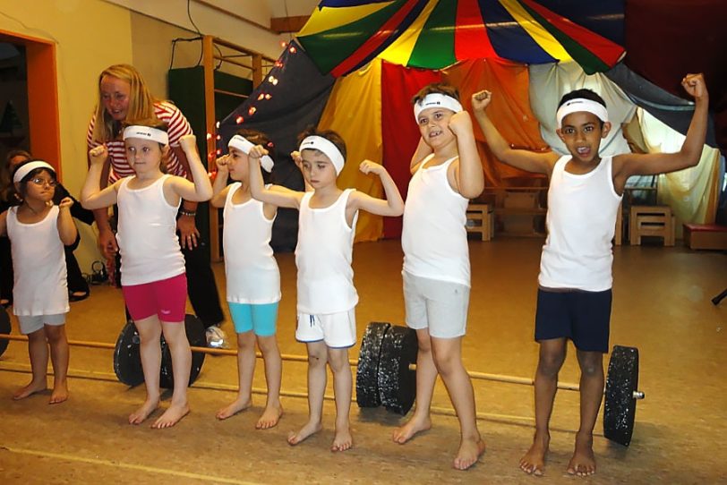 Baldige Schul-Kinder des Familienzentrums Dreifaltigkeit bei einer Abschiedsaufführung.