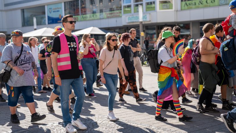 Der Christopher Street Day (CSD) am Samstag (21.9.2024) begann auf dem Europaplatz und zog anschließend durch die Stadt. Im Bild (mit pinker Warnweste) Christian Koßek.