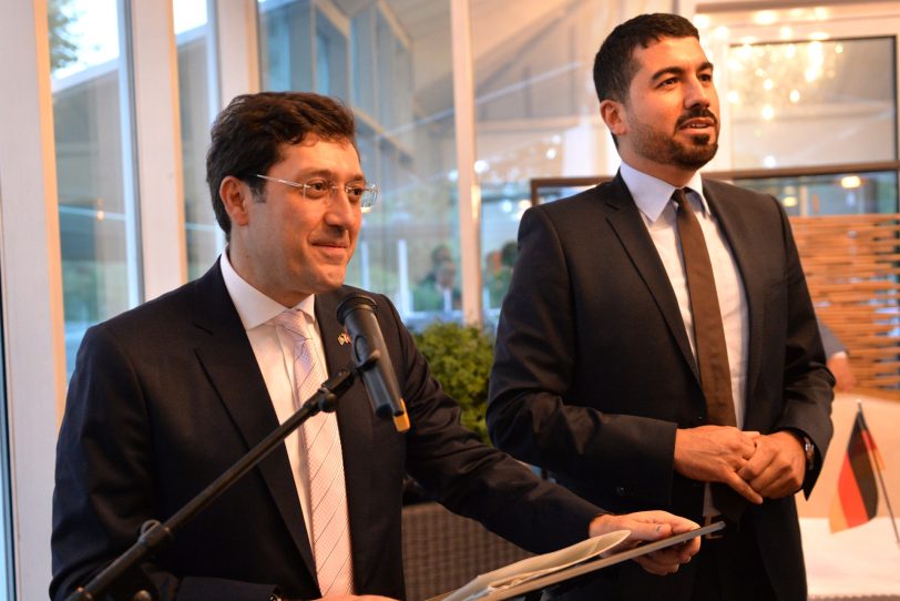 Murat Hazinedar (l) bei seiner Rede.