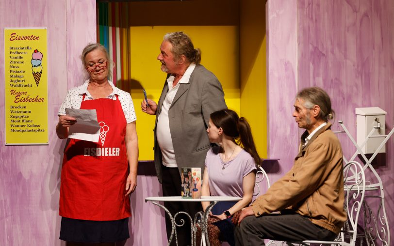 Die Geschwister Mona (Silke Volkner) und Max (Martin Zaik) Eisleben kämpfen im Mondpalast-Stück