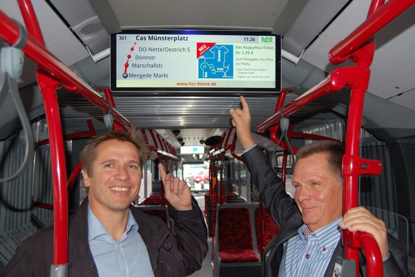 HCR-Geschäftsführer Wolfgang Neige(re) und Betriebsleiter Dirk Person(li)., stellen die fünf neuen Linienbussen des Typs Mercedes Citaro II in der Abgasstufe EURO 6 auf dem Betriebsgeländer An der Linde vor.