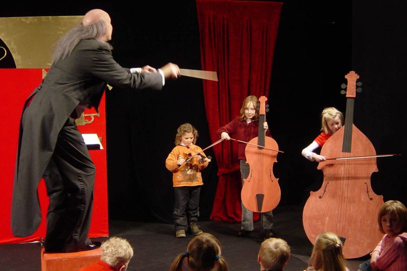 Der Dirigent dirigiert das Zauber-Orchester.