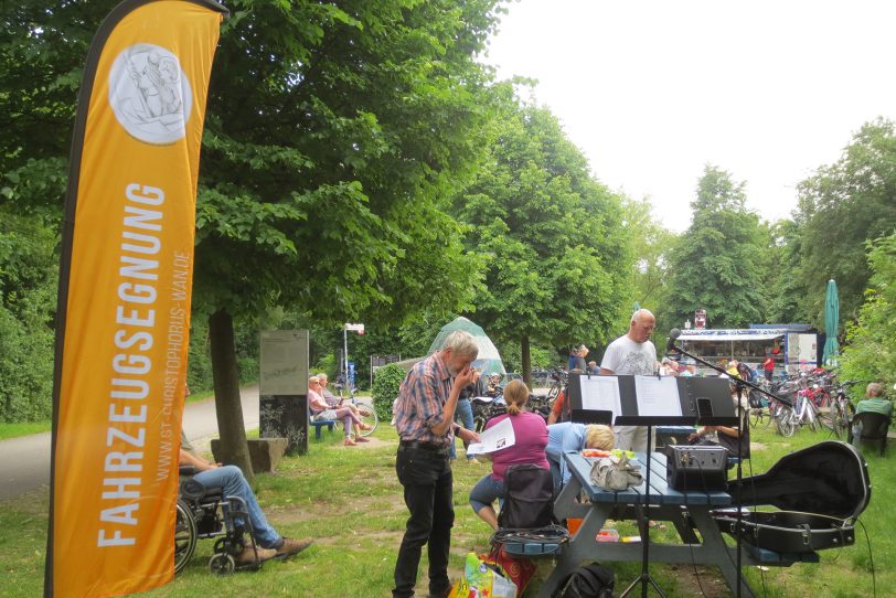 Musikalische Unterstützung gab es von Heinz Otlips an der Gitarre,
