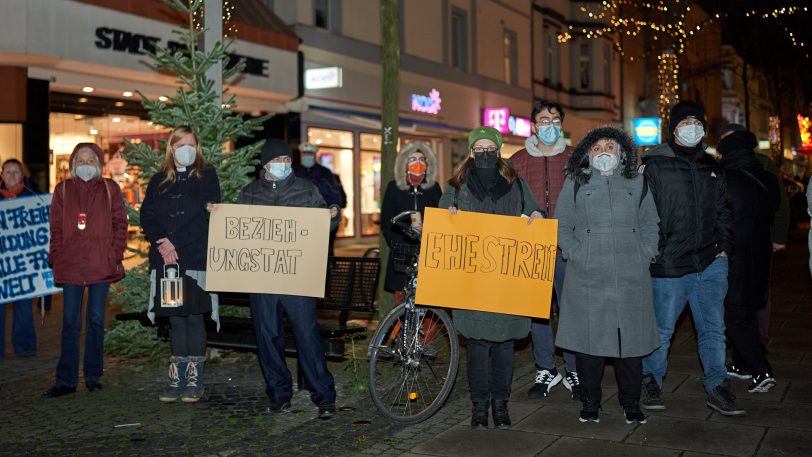 Friedensgebet zum Internationalen Tag Gegen Gewalt gegen Frauen - vor der Kreuzkirche.