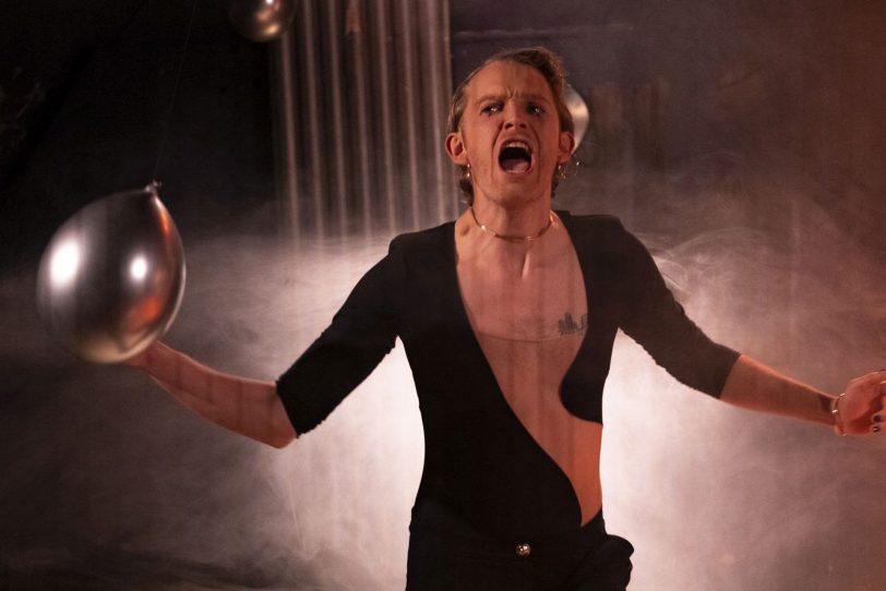 Der Kölner Folkwang-Absolvent Linus Scherz, demnächst im WDR-„Tatort“ zu sehen, überragt als Conférencier im Bochumer Rottstr5-Theater.