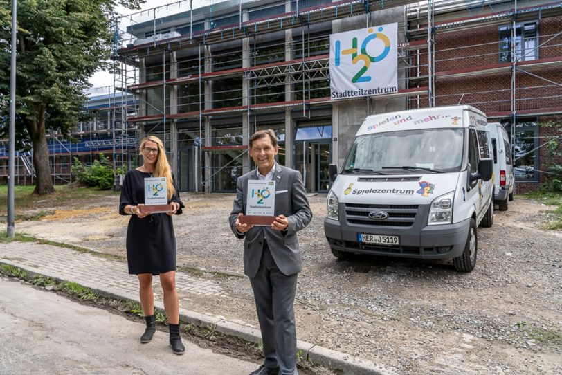 Stephanie Jordan, Fachbereich-Kinder-Jugend-Familie und Dr. Frank Dudda vor dem Gebäude.