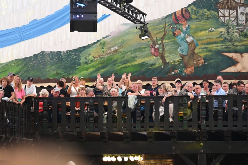 Party-Stimmung bei den Besuchern der Eröffnungsfeier der Cranger Kirmes 2025