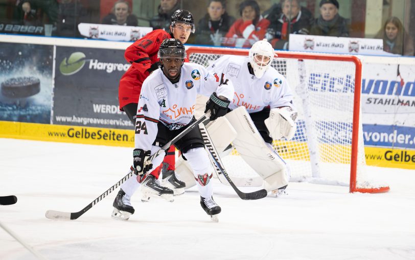 Hugo Enock und Lukas Schulte, hier gegen Duisburg, siegten mit dem HEV 5:4 beim Herforder EV.