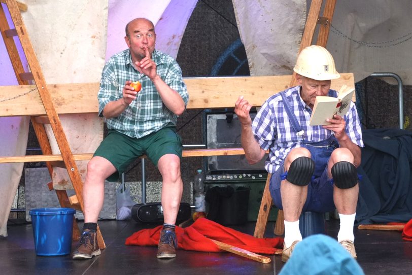 Das Wetter spielte nicht mit bei der ersten OpenAir-Veranstaltungen vor den Flottmannhallen nach der coronabedingten Schließung. im Bild:  Das Kindertheater Pappmobil mit dem Stück Drachen auf Baustelle Süd.