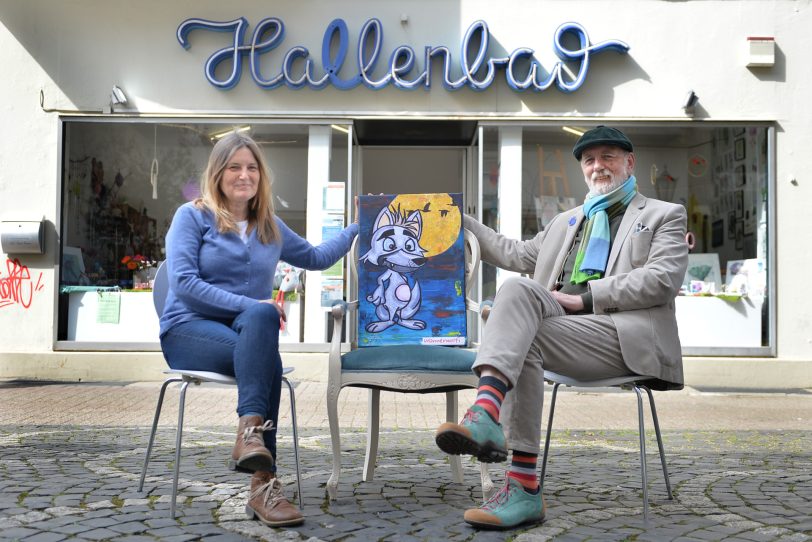 Stefanie Thomczyk und Jörg Lippmeyer bei der offiziellen Übergabe des Wannerwolfi, der in der Mitte zu sehen ist.