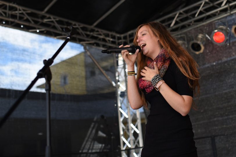 Die Sängerin Romina eröffnete das Fest im Innenhof des Eickel-Cenerts.