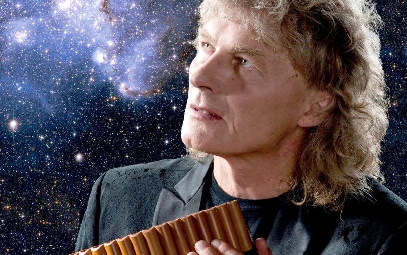 Panflötist Edward Simoni spielt erstmals in einem Planetarium.