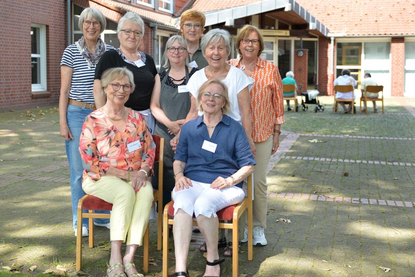 Die Mitarbeiterinnen der Caritas: v.l. stehend: Mechthild Greifenberg, Renate Ohm-Samol, Kornelia Semert, Christel Wolf, Dorothee Bienwald, Monika Stapel. sitzend v.l. Doris Hoffmann und Gaby Mackowiak.