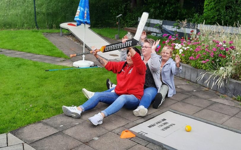 Der Vatertag 2025 wurde beim MGC Rot-Weiß Wanne-Eickel mal anders gefeiert: Mit Spaß, Freude und einem Juxturnier. Gespielt wurde unter anderem mit einem Eishockey-Torwartschläger.