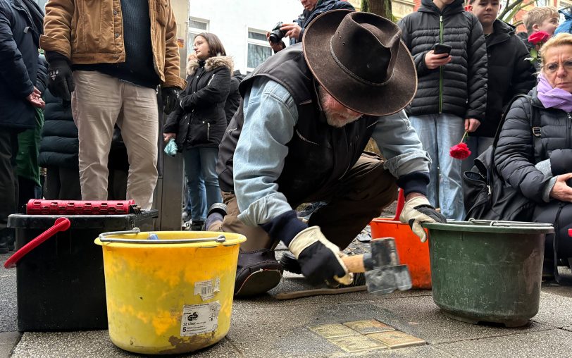 An der Hauptstraße 293 wurden am Mittwoch (28.1.2026) die ersten vier Stolpersteine für die Familie Hecht verlegt. Im Bild Künstler Gunter Demnig.
