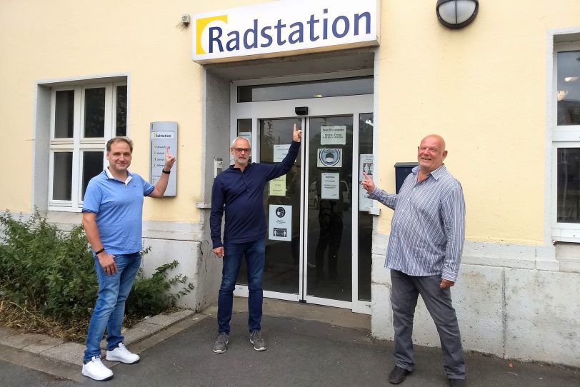 FDP an der Radstation am Hbf: v.l. OB-Kandidat Thomas Bloch, Bezirksvertreter Frank Leschowski und Landtagsabgeordneter Thomas Nückel.