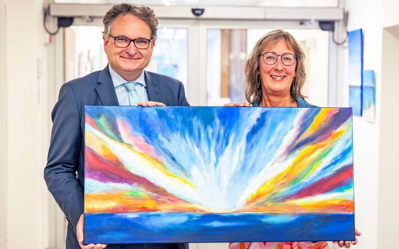 Dr. Peter W. Nyhuis, Chefarzt und Ärztlicher Direktor des St. Marien Hospital Eickel, und Künstlerin Christiane Schüppel: Sie stellt Werke in der Ausstellung 