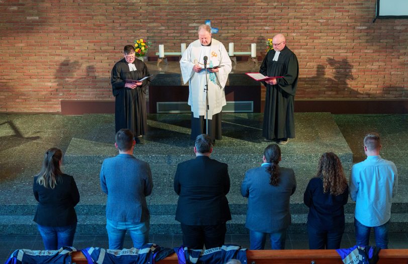 Am 15. April 2023 wurden sechs neue Notfallseelsorger nach der Ausbildung in einem Gottesdienst in ihren Dienst berufen - unter ihnen Max Poser (ganz rechts).