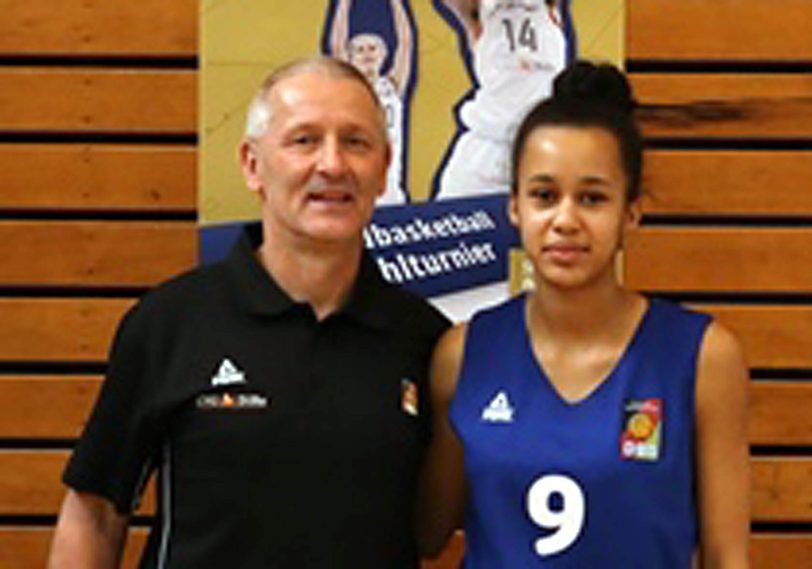 rechts Laura Zolper