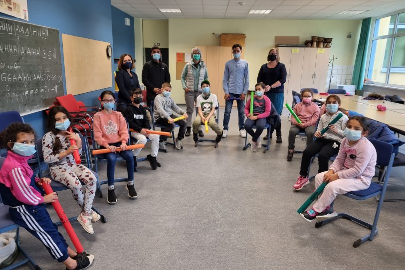 v.l.: Necla Sezer, Isyan Dogru, Regina Osladil (KI), Hicham Boumoungar und Claudia Heinrich (KI) mit den Kindern aus dem Ferienprogramm.