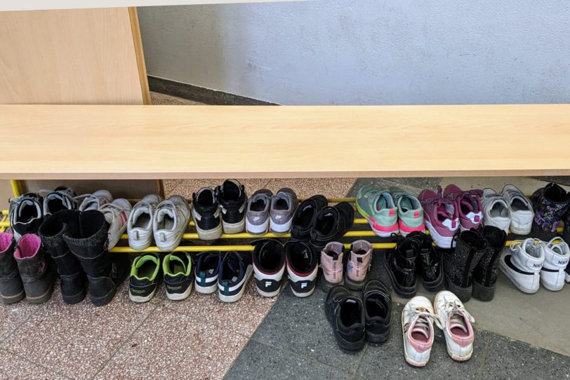 Lese-Projektwoche an der Grundschule Laurentius: Schuhe müssen vor der Turnhalle geparkt werden.