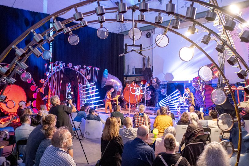 "Licht an!" im KunstWald-Park Teutoburgia in Herne (NW), am Samstag (03.08.19). Der Förderverein Teutoburgia und Klangkünstler Christof Schläger hatten zu diesem Abend in das Wäldchen rund um das Fördergerüst und die Maschinenhalle Teutoburgia an der Schadeburgstraße eingeladen.